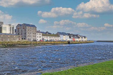 Tipik İrlanda renkli evlerin önünden geçen Corrid nehri, Galway