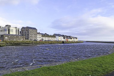 Tipik Galway renkli evlerin önünden geçen Corrid nehri, Galway, İrlanda