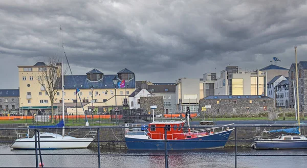 アイルランドのゴールウェイ港に帆船 曇った空 — ストック写真