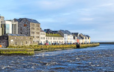 Galway, İrlanda 'daki güzel binaların ve Corrid nehrinin panoramik manzarası