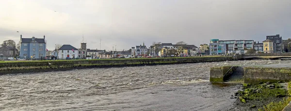 穿过美丽城市爱尔兰戈尔韦的科里德河 — 图库照片