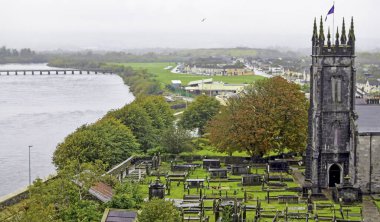 İrlanda 'nın Limerick kentindeki ortaçağ ve tarihi mezarlıkta.