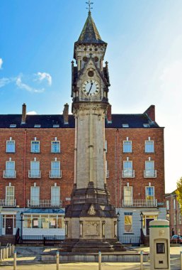 Limerick, İrlanda 'da saati olan eski kule