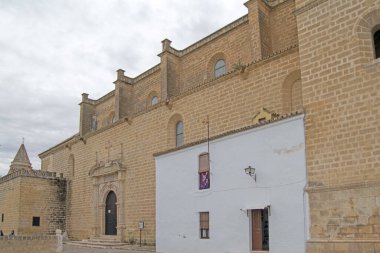 Arka planda Osuna, Sevilla, Endülüs, İspanya Kolej Kilisesi cephesinin yanı.