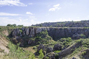 Demir Tepe, Kuzey Sevilla Dağları, Endülüs, İspanya 'daki terk edilmiş bazı eski madenleri aşındırdı.