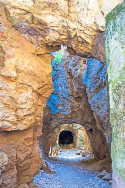 Demir Tepe, Kuzey Sevilla Dağları, Endülüs, İspanya 'daki terk edilmiş bazı eski madenleri aşındırdı.