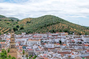Constantina, Kuzey Seville Dağı 'nın en güzel köylerinden biri. Fotoğrafın merkezinde kilise var, Endülüs, İspanya.