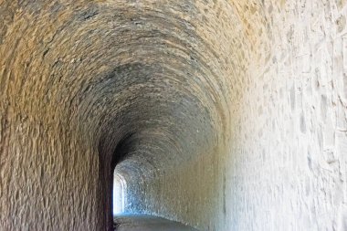 eski bir tünel içinde