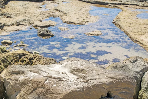 Grote Rotsen Met Water Als Het Tij Daalt Vanaf Playa — Stockfoto