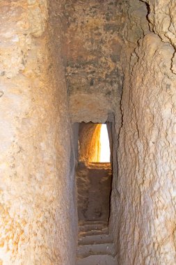 Portekiz, Algarve, Carvoeiro sahilindeki Carvalho 'ya ulaşmak için kayalık oluşumlar arasındaki dar geçit ve merdivenler. Dikey
