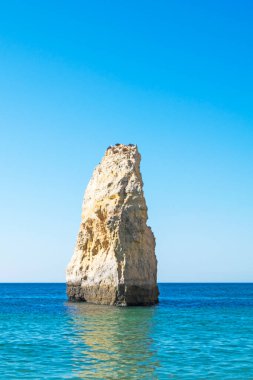 Atlantik Okyanusu 'nun ortasında, Carvoeiro, Lagoa, Algarve, Portekiz' deki Carvalho sahilinde kaya oluşumu. Dikey
