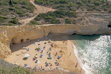 Carvoeiro, Lagoa, Algarve, Portekiz 'deki Carvalho sahilinin hava manzarası.