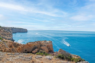 Carvoeiro, Lagoa, Algarve, Portekiz 'deki Algar Seco' nun doğal yerinde kayalık oluşumları