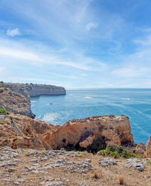 Algar Seco ile Algarve sahili, Carvoeiro, Portekiz 'deki doğal manzara.