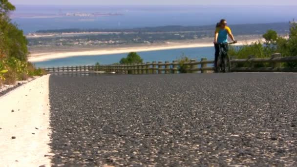 Cyklista lezení s panoramatickým výhledem — Stock video