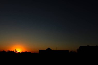 Batan güneşin minimalist görüntüsü