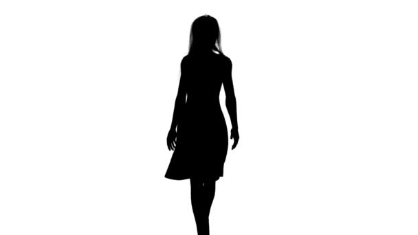 Silhouette de femme marchant — Video