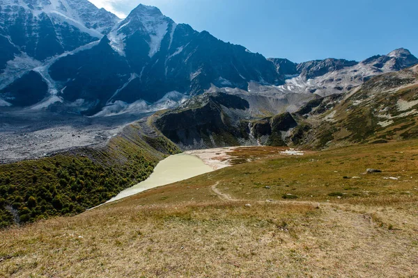 Donguz-Orun Gölü Koel, Elbrus, Kafkaslar, Rusya Federasyonu. Eylül 2020