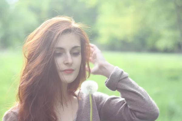 Ragazza in primavera a Leopoli — Foto Stock