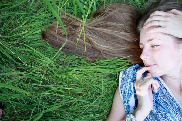 Fille au printemps à Lviv dans la forêt — Photo