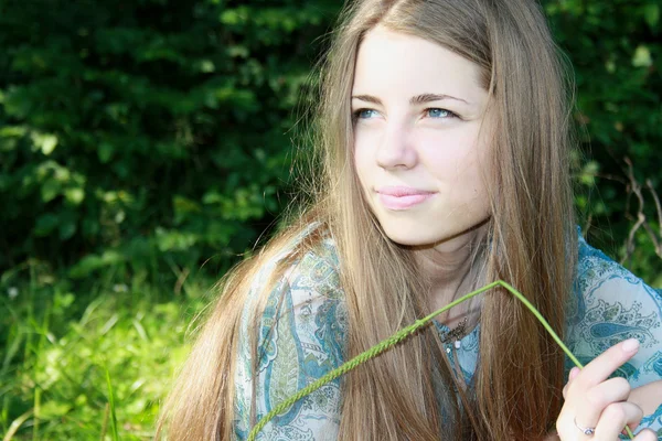 Ragazza in primavera a Leopoli nella foresta — Foto Stock