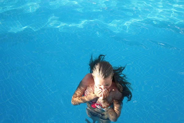 Kobieta w basenie. — Zdjęcie stockowe