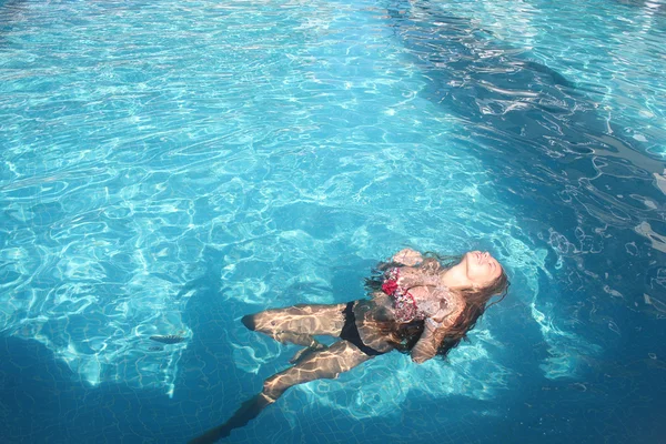 Mulher na piscina — Fotografia de Stock
