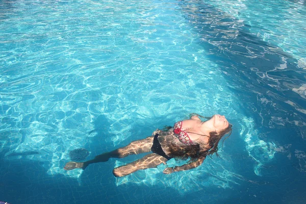 Femme dans la piscine — Photo