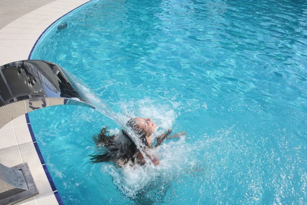 Mujer en la piscina — Foto de Stock