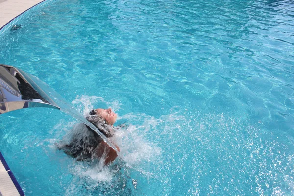 Frau im Pool — Stockfoto