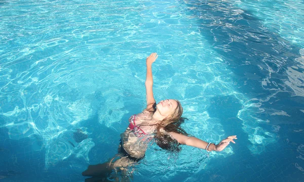 Женщина в бассейне Стоковое Изображение