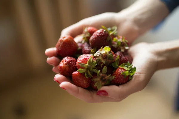 Nahrhafte Erdbeerfrüchte, Hintergrund frischer Erdbeeren — Stockfoto