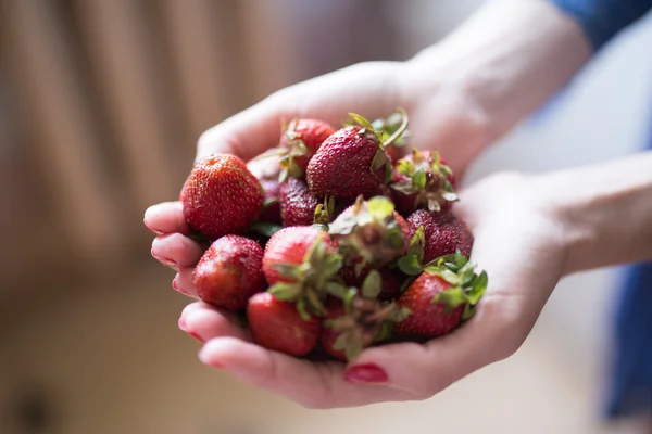 Nahrhafte Erdbeerfrüchte, Hintergrund frischer Erdbeeren — Stockfoto