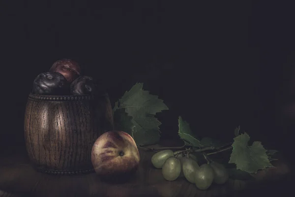 Stilleben Med Träskål Med Mogna Äpplen Och Röd Höstlöv Mörk — Stockfoto