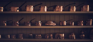 Ahşap bir rafı olan modern bir mutfak.