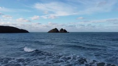 Martı kayası yakınlarındaki Holywell Körfezi Cornwall İngiltere denizinin karşısındaki uçuşların hava aracı görüntüleri. 