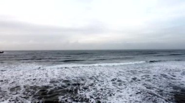 Holywell Körfezi insansız hava aracı görüntüleri İngiltere 'nin Newquay yakınlarındaki Cornwall 