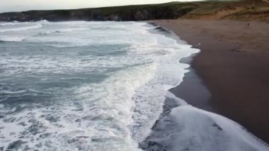 Holywell Körfezi insansız hava aracı görüntüleri İngiltere 'nin Newquay yakınlarındaki Cornwall 