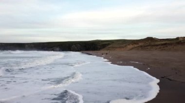 Holywell Körfezi insansız hava aracı görüntüleri İngiltere 'nin Newquay yakınlarındaki Cornwall 