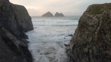 Holywell Körfezi insansız hava aracı görüntüleri İngiltere 'nin Newquay yakınlarındaki Cornwall 