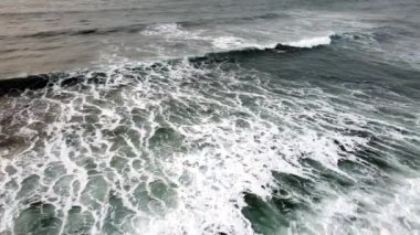 Holywell Körfezi insansız hava aracı görüntüleri İngiltere 'nin Newquay yakınlarındaki Cornwall 