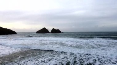 Holywell Körfezi insansız hava aracı görüntüleri İngiltere 'nin Newquay yakınlarındaki Cornwall 