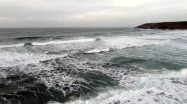 Holywell Körfezi insansız hava aracı görüntüleri İngiltere 'nin Newquay yakınlarındaki Cornwall 