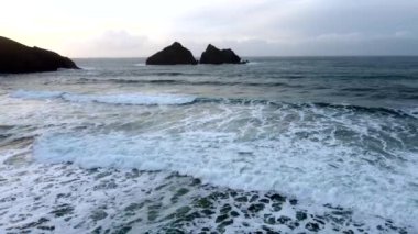 Holywell Körfezi insansız hava aracı görüntüleri İngiltere 'nin Newquay yakınlarındaki Cornwall 