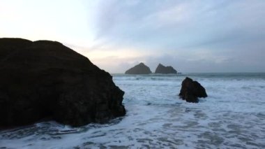 Holywell Körfezi insansız hava aracı görüntüleri İngiltere 'nin Newquay yakınlarındaki Cornwall 