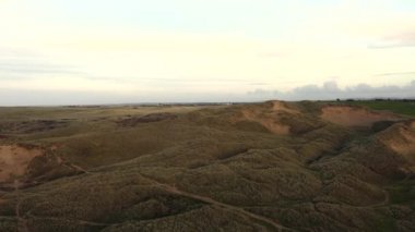Kum tepelerinin üzerindeki Holywell Körfezi Cornwall İngiltere 