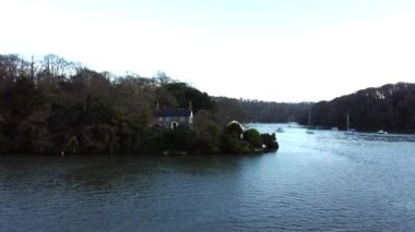 Truro Cornwall Uk yakınlarında Malpaların etrafında uçmak. Fal nehrinin üzerinden teknelere ve yatlara bakıyorum. 