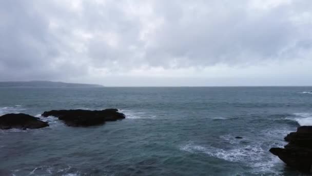 Godrevy Leuchtturm Drohnenaufnahmen Der Nähe Des Meeres Kornwand — Stockvideo