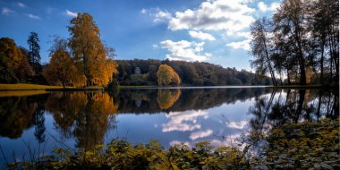 Stourhead, Warminster, İngiltere 'de sonbahar boyunca güzel göl manzarası