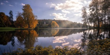 Stourhead, Warminster, İngiltere 'de sonbahar boyunca güzel göl manzarası